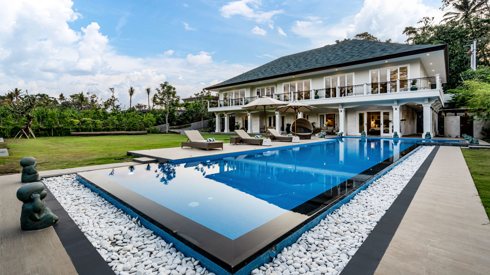 Pala Ubud - Villa Agung - Expansive lap pool by the lawn